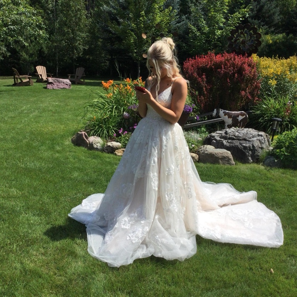 Elegant White Lace Wedding Gown